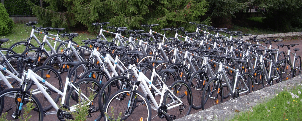 De nombreux vélos en stationnement
