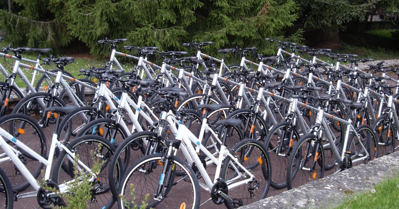 De nombreux vélos en stationnement